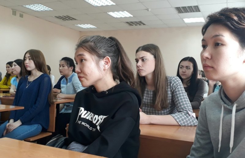 На ЭЮФ прошел кураторский час, посвященный правилам безопасности дорожного движения