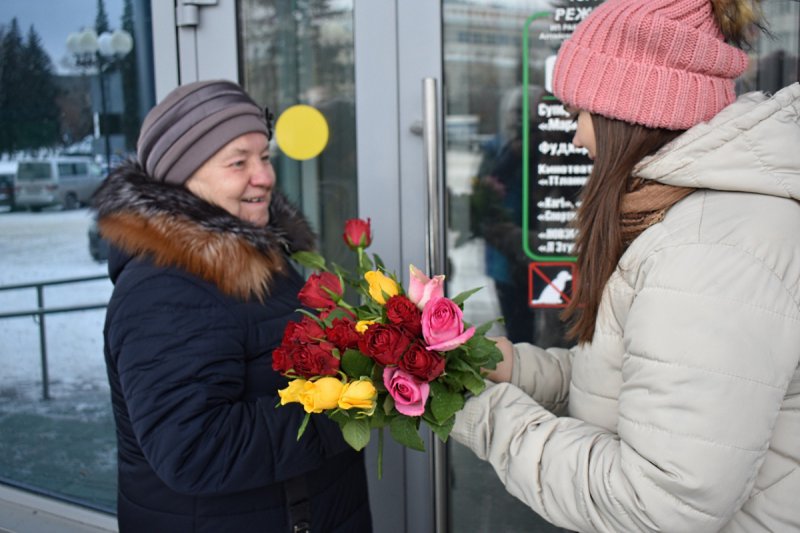 Волонтерская акция «Подари цветок маме!»